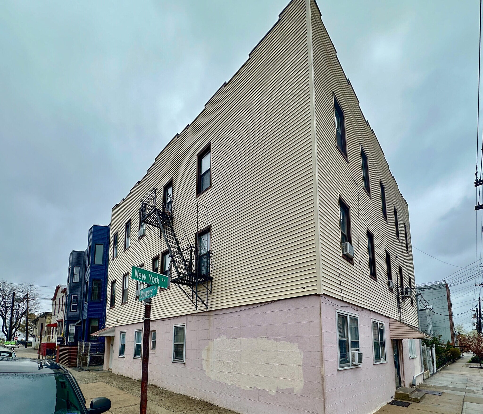 Building Photo - 39 Bowers St