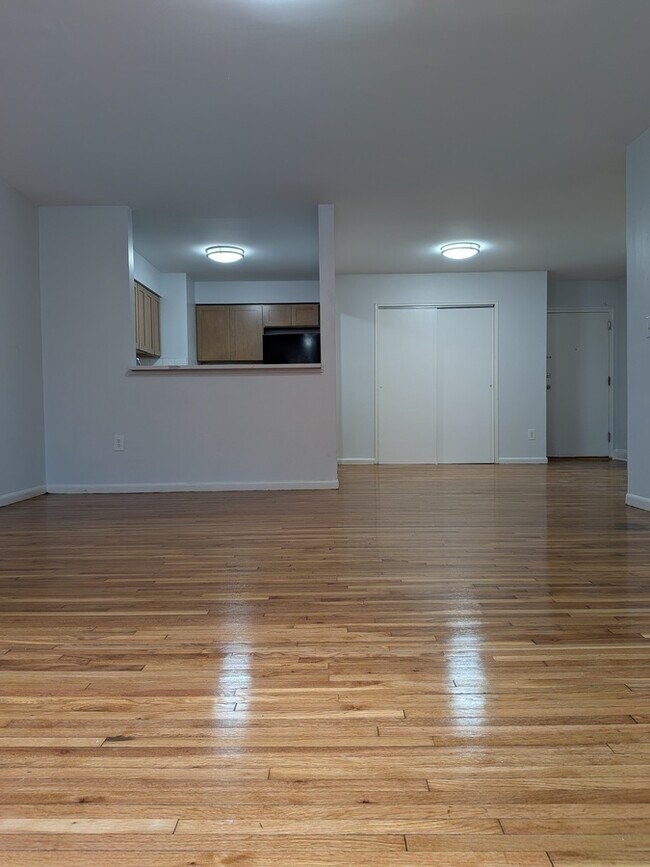 Building Photo - 385 Park Ave