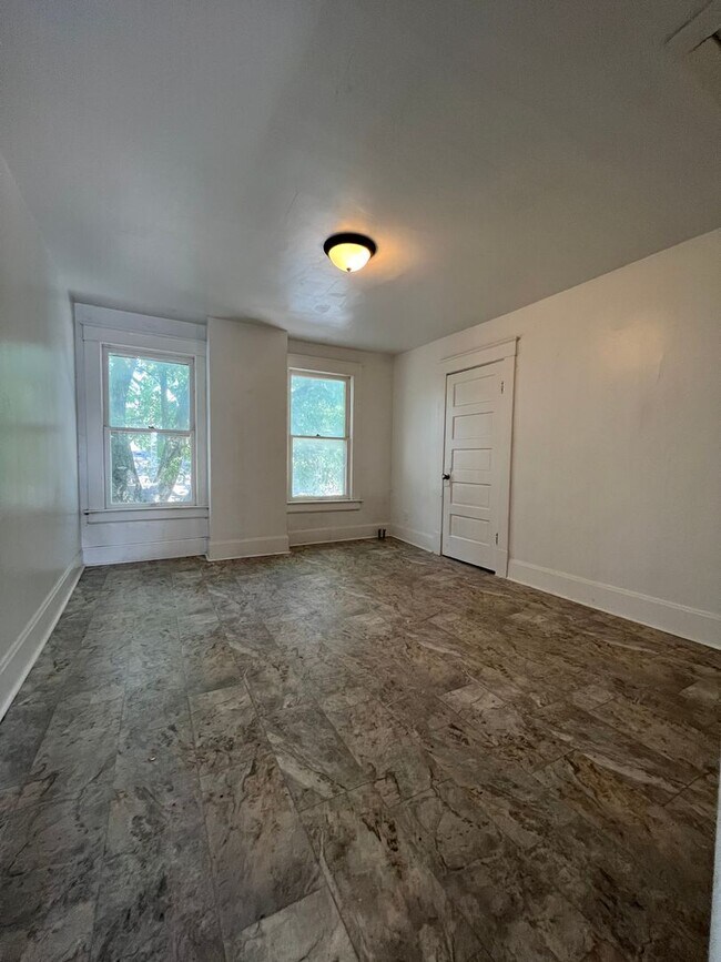 Building Photo - Remodeled 1 bedroom with bonus room