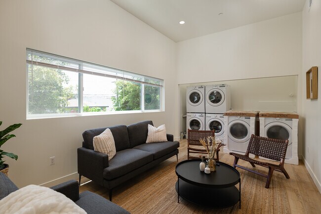 Building Photo - 3045 W Boulevard3H-3H