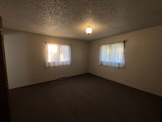 Building Photo - Beautiful Spacious 3 Bedroom, 2.5 Bath Hom...