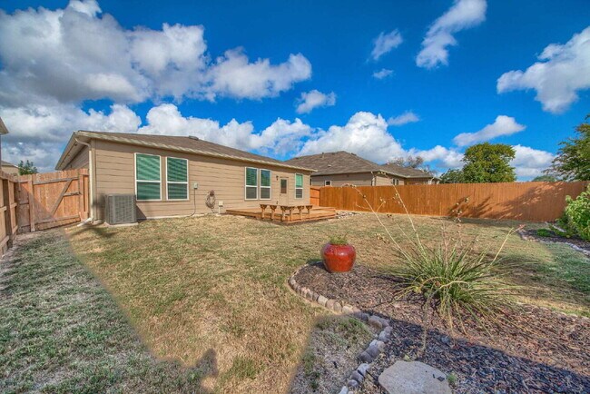 Building Photo - BEAUTIFUL HOME OFFERING 50% OFF 1ST MONTH'S RENT!!