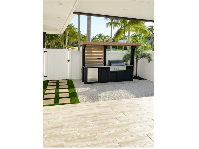 Building Photo - 751 Hollywood Blvd