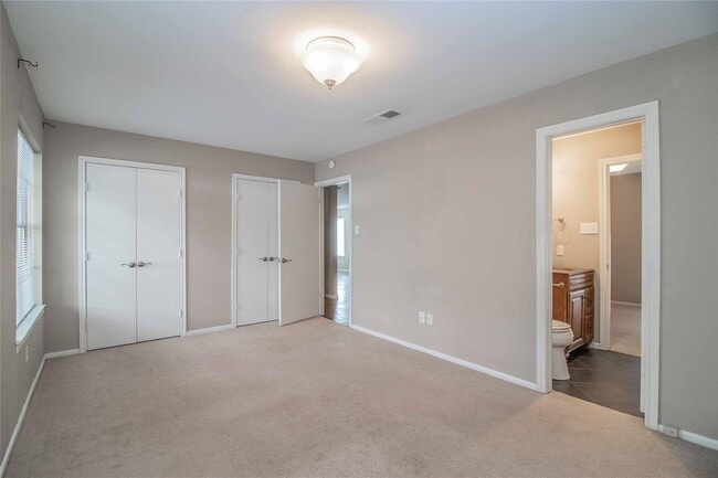 Building Photo - Amazing 2 Bed, 1.5 Bath- Half of Duplex Av...