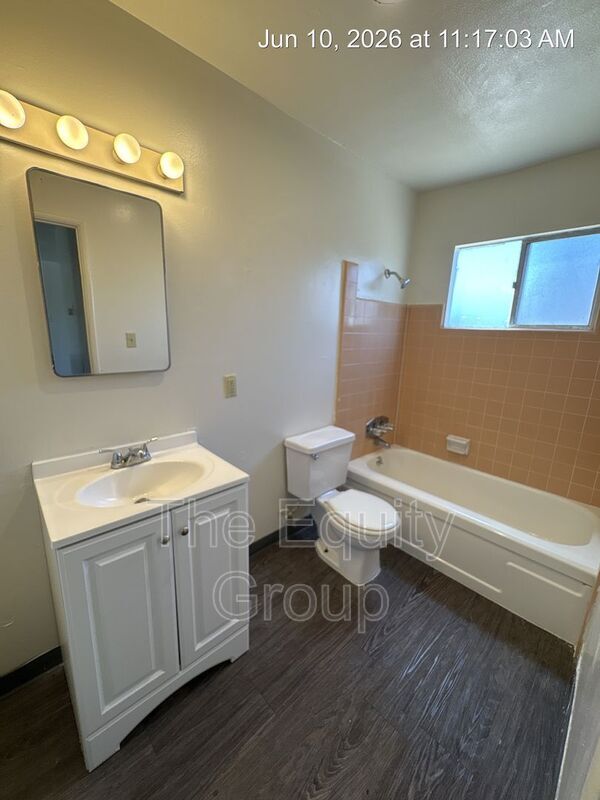 Building Photo - 331 E Elm St
