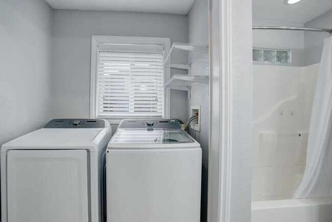 Building Photo - 4 Bed | 2 Bath | Spacious Backyard | Prime...
