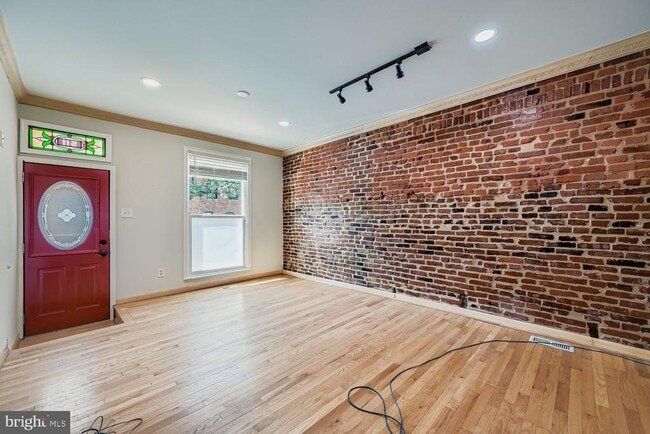Building Photo - 511 S Ellwood Ave