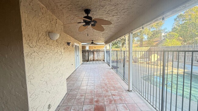 Building Photo - 3-bedroom, 2-bathroom home located in the ...