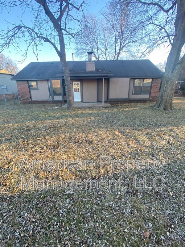 Building Photo - 1132 N Hickory Dr