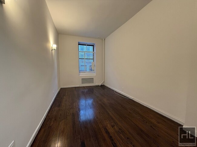 Building Photo - 228 E 89th St