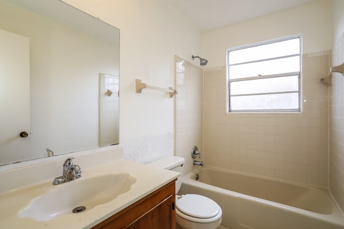 Building Photo - 1413 Dolphin St