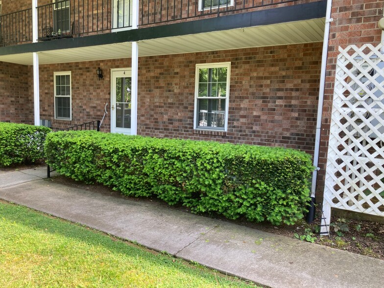 Building Photo - 611 E Mountcastle Dr