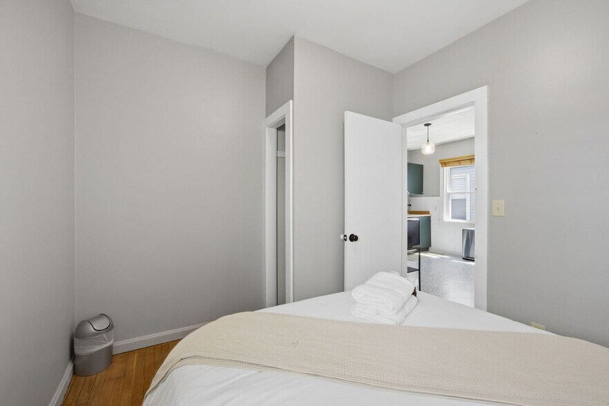 Building Photo - 2121 W 11th St