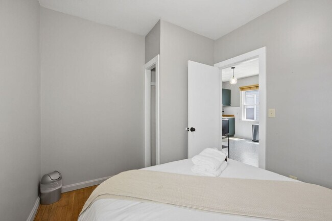 Building Photo - 2121 W 11th St