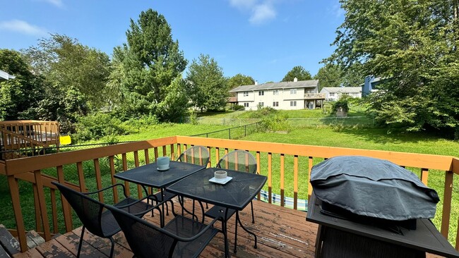 Building Photo - $1,800 | 3 Bedroom, 2 Bathroom Town Home |...