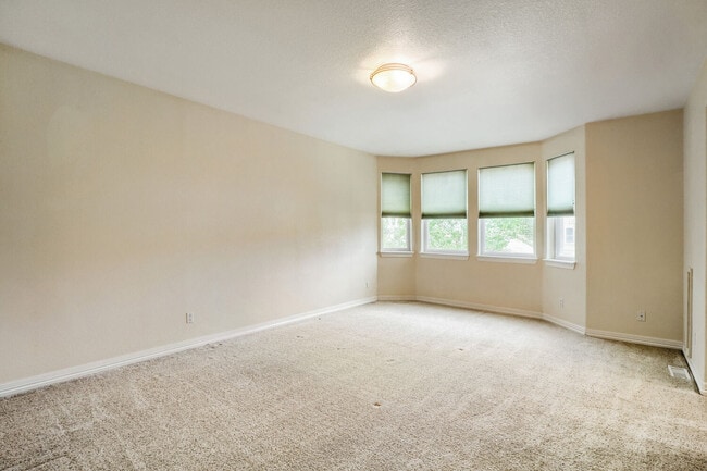 Building Photo - 692 Louis Dr
