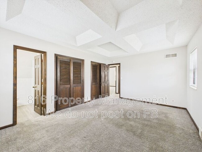 Building Photo - 3929 S Carriage Ln