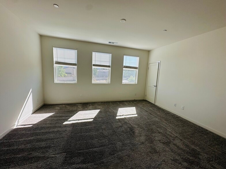 Building Photo - 300 Farmhouse Dr