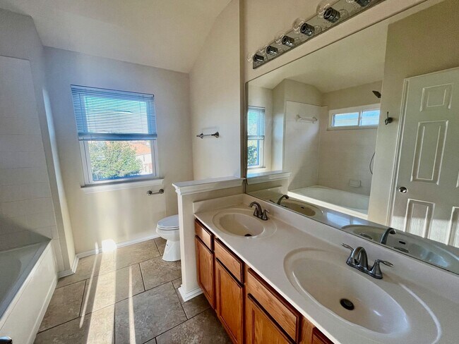 Building Photo - *Fantastic Home in Great Stone Oak Location*