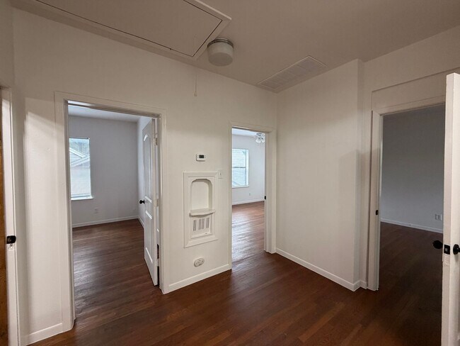 Building Photo - 802 Leonard St