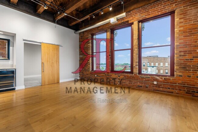 Building Photo - 150 E Main St