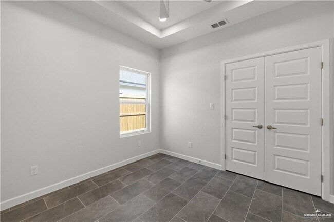 Building Photo - 1704 W Violet Dr