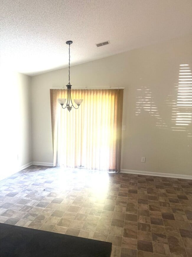 Building Photo - Lexington-Offering Self Guided Tour with R...