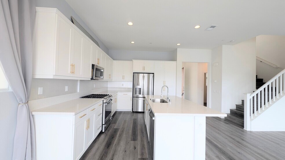Building Photo - 450 Clubhouse Dr