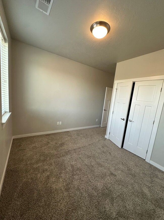 Building Photo - Modern Townhome Near Eagle Greenbelt..3-be...