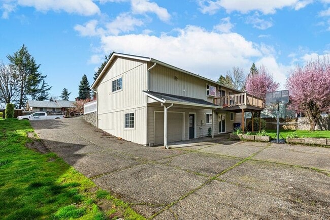 Building Photo - 16480 SW Gleneagle Dr