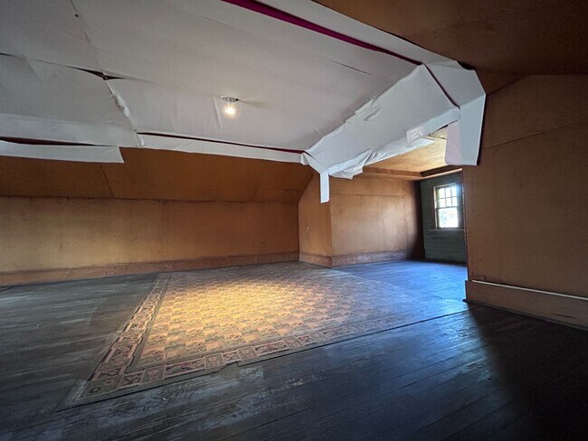 Building Photo - 2 Blocks from Grandin Village - Immaculate...