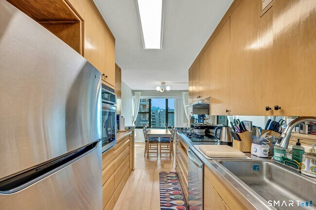 Building Photo - 44 Strawberry Hill Ave