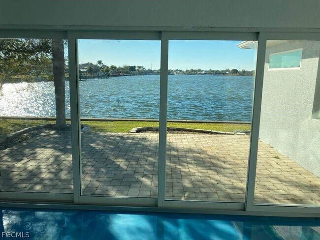 Building Photo - 546 SE 5th Ave