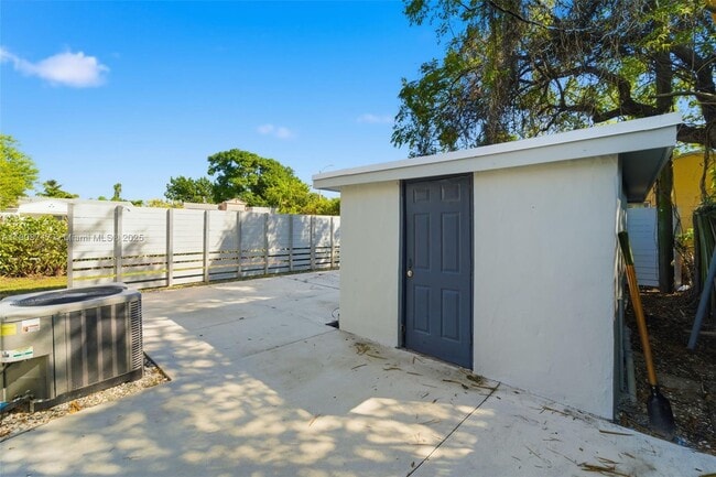 Building Photo - 570 NW 49th St