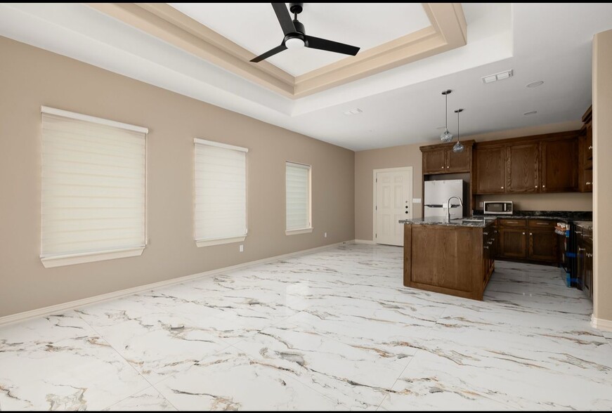 Building Photo - 303 Mistletoe Ave
