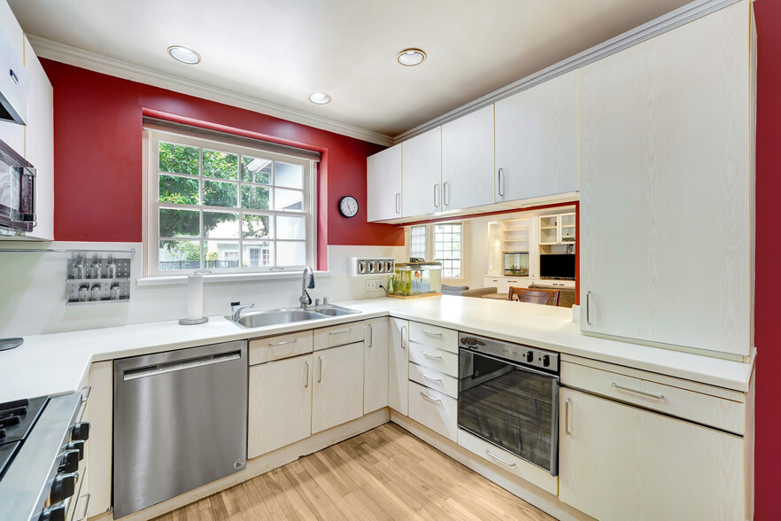 Kitchen - 10915 White Oak Ave