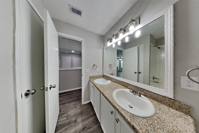 Building Photo - 14906 Sugarhollow Dr