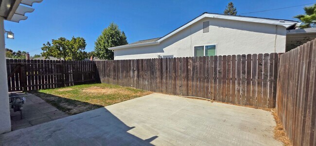 Building Photo - 1021 Buckeye Dr
