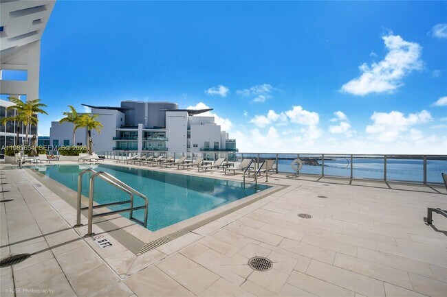 Building Photo - 1300 Brickell Bay Dr