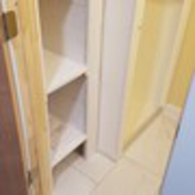 Building Photo - 30 1/2 Maple Street