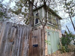 Building Photo - 300 W 37th St