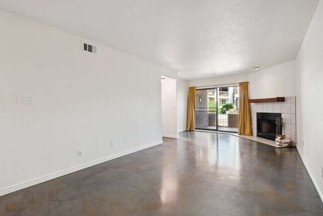 Building Photo - 205 N 74th St