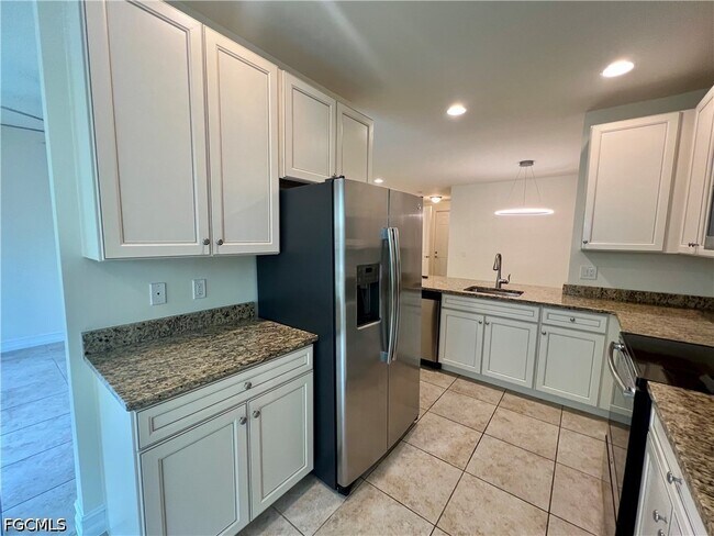 Building Photo - 15850 Portofino Springs Blvd