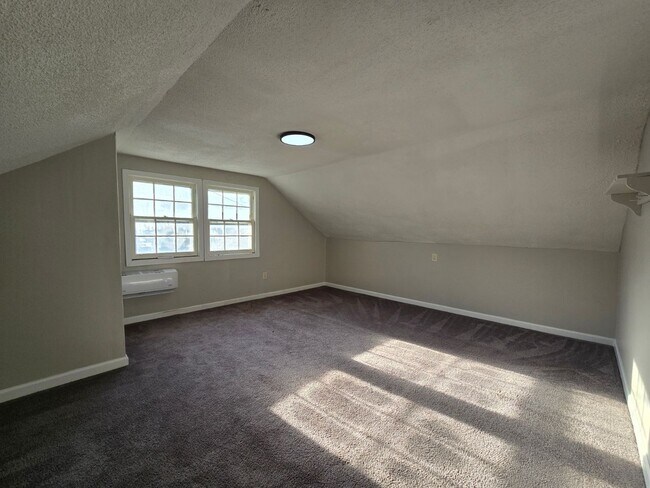 Building Photo - 5 Bedroom home