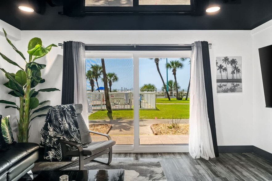 Building Photo - 8743 Thomas Dr