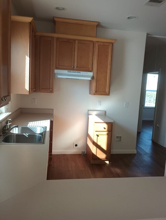 Building Photo - Cozy 2 bed / 1 bath - Move in Ready!