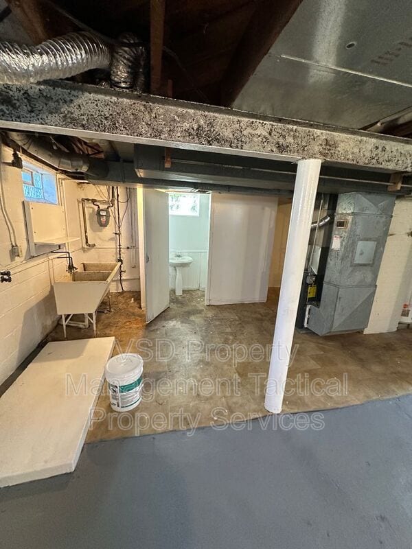 Building Photo - 906 E 232nd St