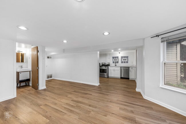 Building Photo - 3414 N Damen Ave