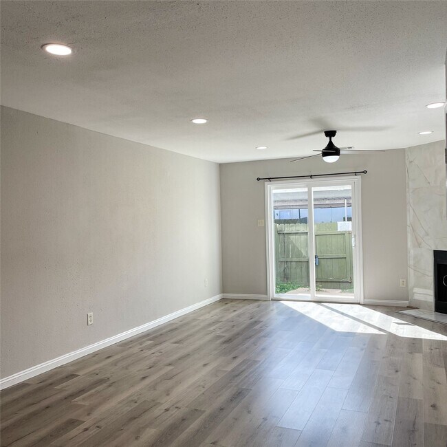 Building Photo - 8718 Victorian Village Dr