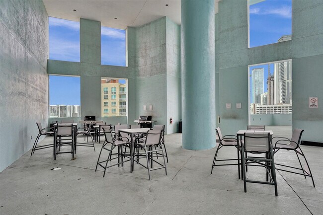 Building Photo - 1900 N Bayshore Dr